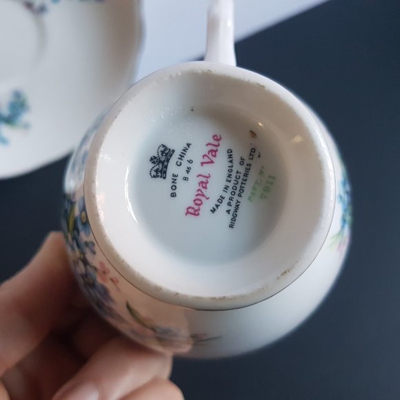 Floral Blue and White Teacup and Saucer Set - Picture 4 of 5